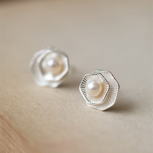 Boucles d'oreilles à tige cubiques en perles d'eau douce de 4 mm avec broche en argent S925