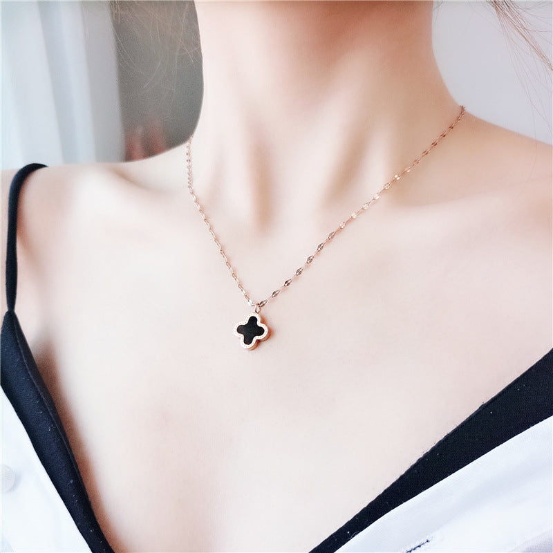 Clover necklace set in mother of pearl and gold plating 